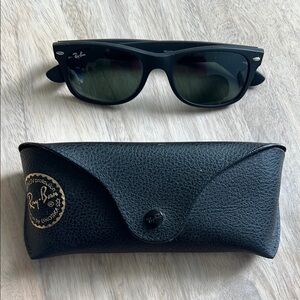 RAY-BAN NEW WAYFARER Sunglasses with Case